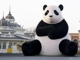 韩国留学最新资讯“巨型熊猫”亮相韩国爱宝乐园，你去打卡了嘛？(图2)